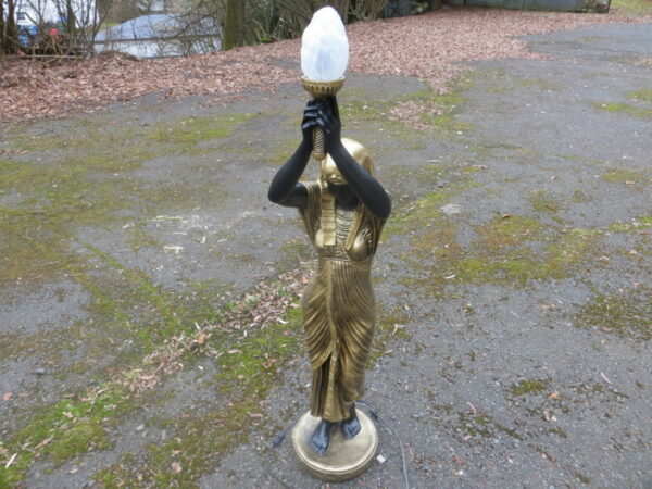 Ägyptische Figur Frau mit Lampe beleuchtet, 135 cm hoch 2