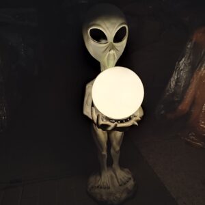 Gartendekofigur beleuchtet, Alien mit Lampe, 97 cm hoch