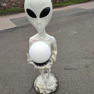 Gartendekofigur beleuchtet, Alien mit Lampe, 97 cm hoch 1