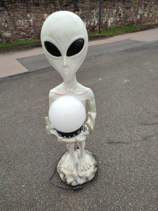 Gartendekofigur beleuchtet, Alien mit Lampe, 97 cm hoch 2