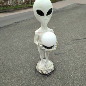 Gartendekofigur beleuchtet, Alien mit Lampe, 97 cm hoch - Image 4
