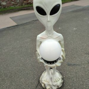 Gartendekofigur beleuchtet, Alien mit Lampe, 97 cm hoch 2
