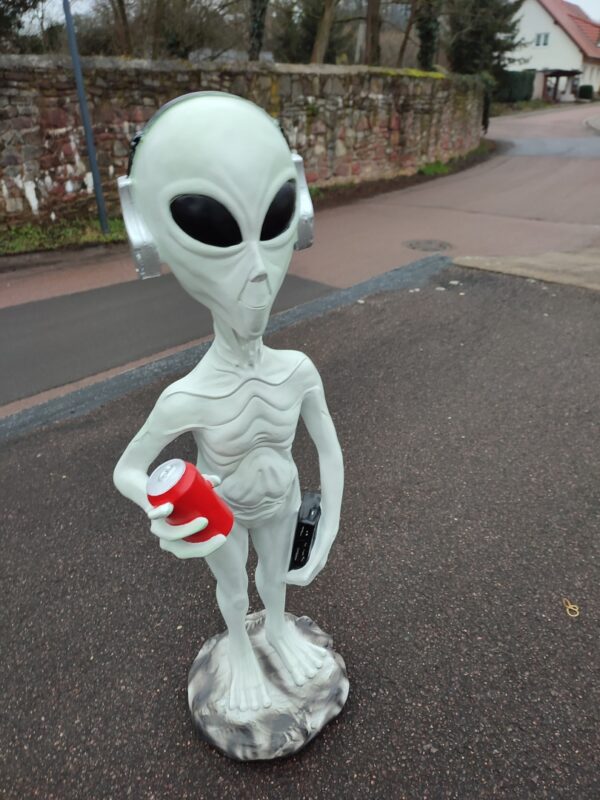 Gartenfigur Alien mit Cola und Walkman, 95 cm hoch 2