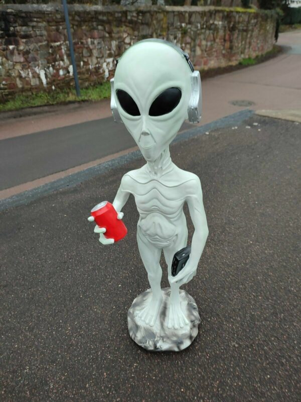 Gartenfigur Alien mit Cola und Walkman, 95 cm hoch 6