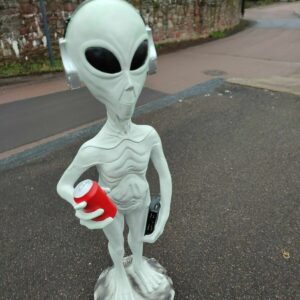 Gartenfigur Alien mit Cola und Walkman, 95 cm hoch 3
