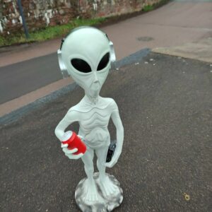 Gartenfigur Alien mit Cola und Walkman, 95 cm hoch 4