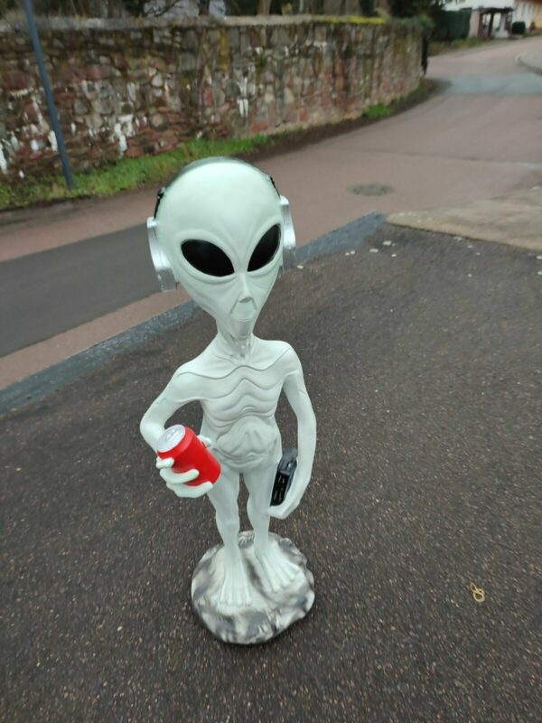 Gartenfigur Alien mit Cola und Walkman, 95 cm hoch 5