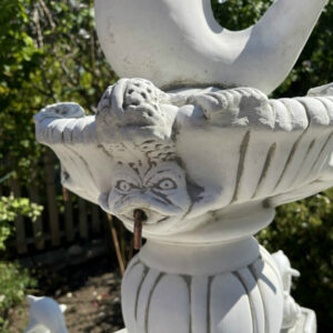 Gartenbrunnen rund aus Beton mit Delphinsujet, 165 cm hoch 8