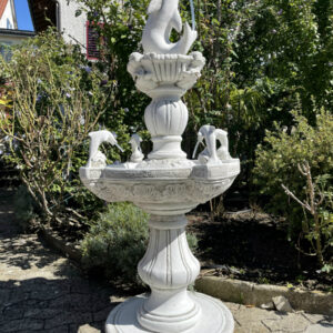 Gartenbrunnen rund aus Beton mit Delphinsujet, 165 cm hoch 1