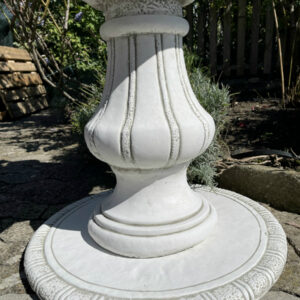 Gartenbrunnen rund aus Beton mit Delphinsujet, 165 cm hoch 3