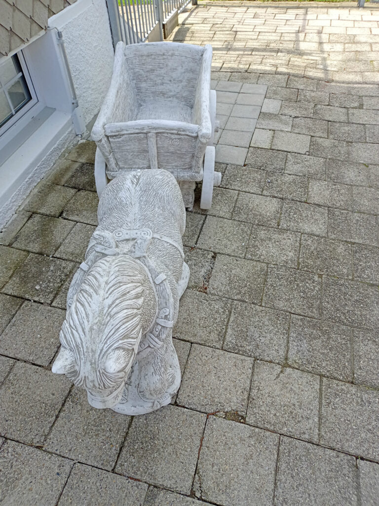 Pflanzkübel Beton XXL Pferd, Wagen, Kutscher, 180 cm lang
