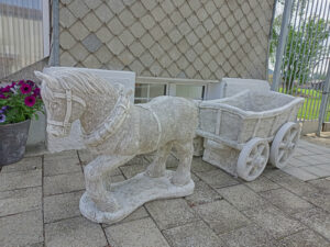 Pflanzkübel Beton XXL: Pferd, Wagen, Kutscher, 180 cm lang