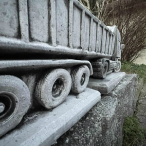 Blumentopf aus Beton: Kippmuldenauflieger zum Bepflanzen als Gartendeko 7