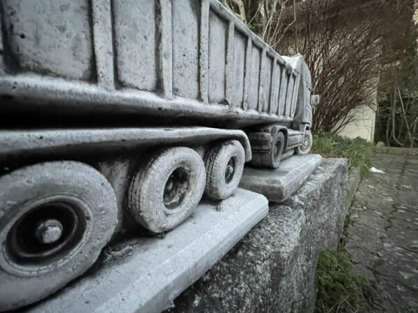 Blumentopf aus Beton: Kippmuldenauflieger zum Bepflanzen als Gartendeko 8