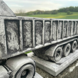 Blumentopf aus Beton: Kippmuldenauflieger zum Bepflanzen als Gartendeko 2