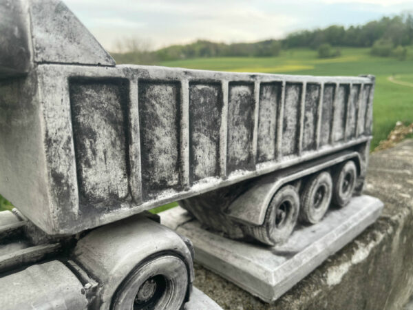 Blumentopf aus Beton: Kippmuldenauflieger zum Bepflanzen als Gartendeko 3