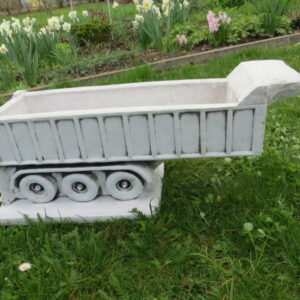 Blumentopf aus Beton: Kippmuldenauflieger zum Bepflanzen als Gartendeko