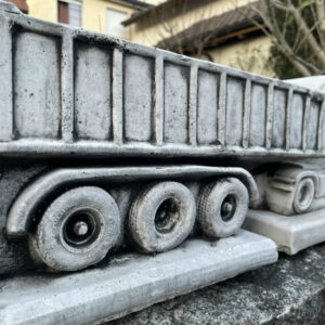 Blumentopf aus Beton: Kippmuldenauflieger zum Bepflanzen als Gartendeko 4