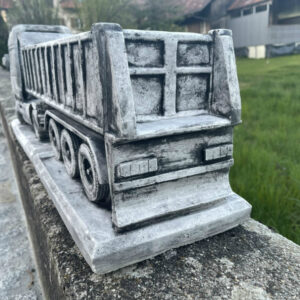Blumentopf aus Beton: Kippmuldenauflieger zum Bepflanzen als Gartendeko 3