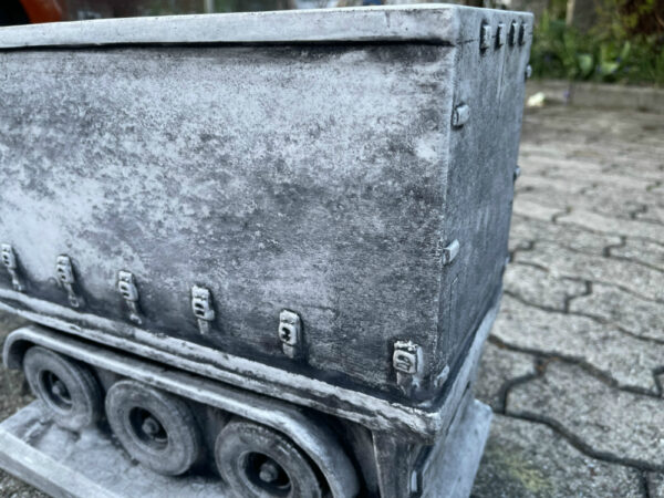 Steinfiguren Beton: Schiebeplanenauflieger als Gartendeko 4