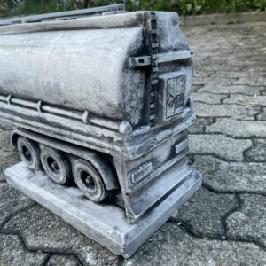 Figuren für den Garten aus Beton: LKW-Tankauflieger 3