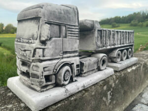 Beton Blumentopf , LKW MAN mit Auflieger zum Bepflanzen