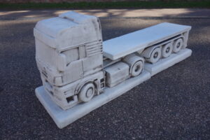 Gartenfigur aus Beton: LKW MAN mit Pritschenauflieger