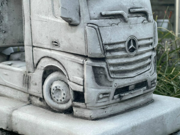 Blumentopf Beton eckig: LKW Modell Mercedes mit Auflieger 15