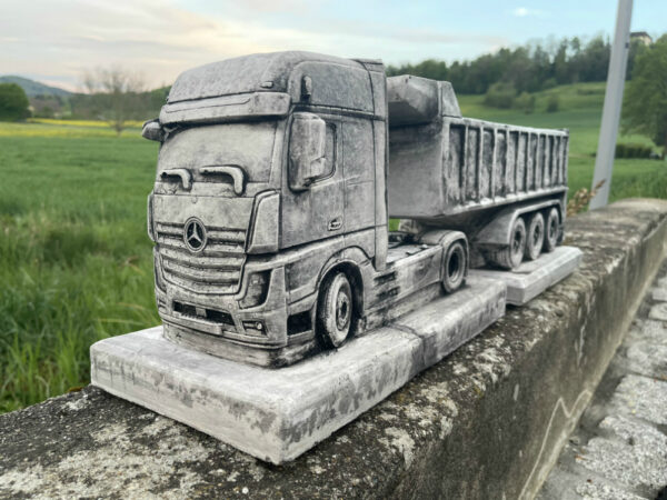 Blumentopf Beton eckig: LKW Modell Mercedes mit Auflieger 2