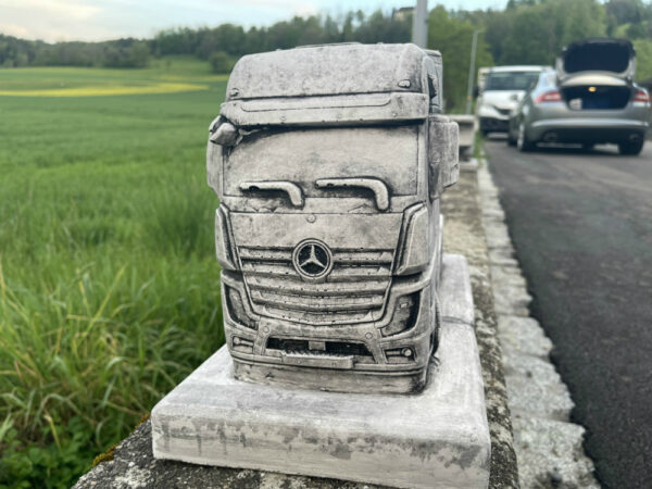 LKW Sattelschlepper Modell aus Beton, Mercedes Actros 2