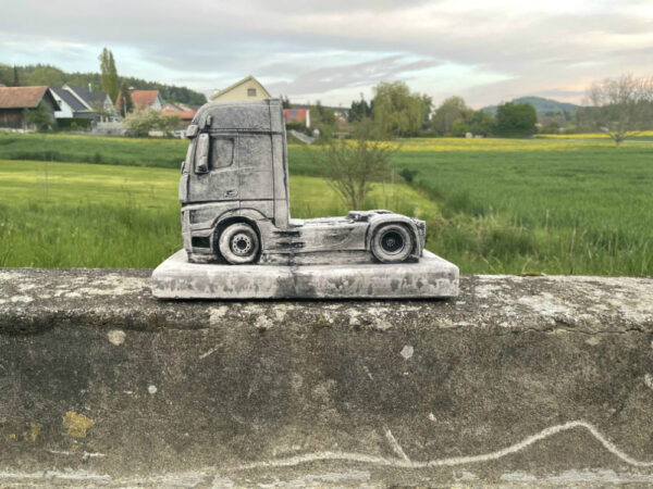 LKW Sattelschlepper Modell aus Beton, Mercedes Actros 5