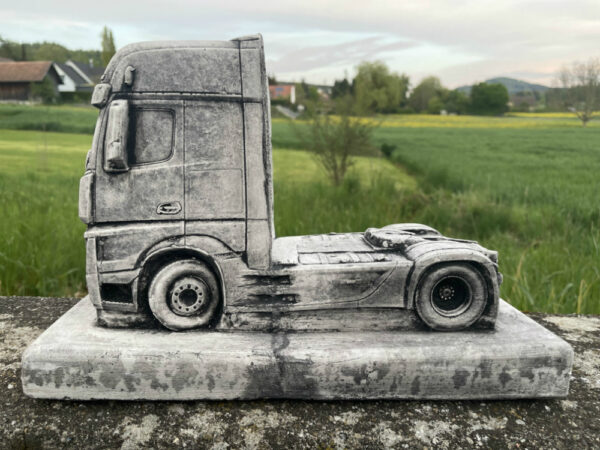 LKW Sattelschlepper Modell aus Beton, Mercedes Actros 4