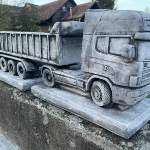 Blumentopf aus Beton, LKW Scania mit Kippmuldenauflieger