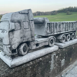 Pflanztopf Beton LKW Modell Volvo mit Kippmuldenauflieger 1
