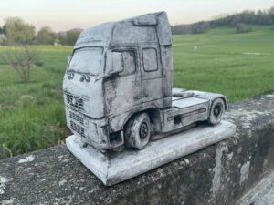 Volvo Lastwagen Modell aus Beton, Zugmaschine für Gartendeko