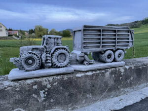 Blumentopf Beton gross, Traktor mit Anhänger zum Bepflanzen