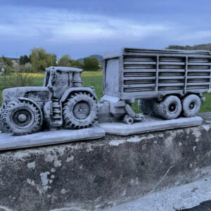 Blumentopf Beton gross, Traktor mit Anhänger zum Bepflanzen