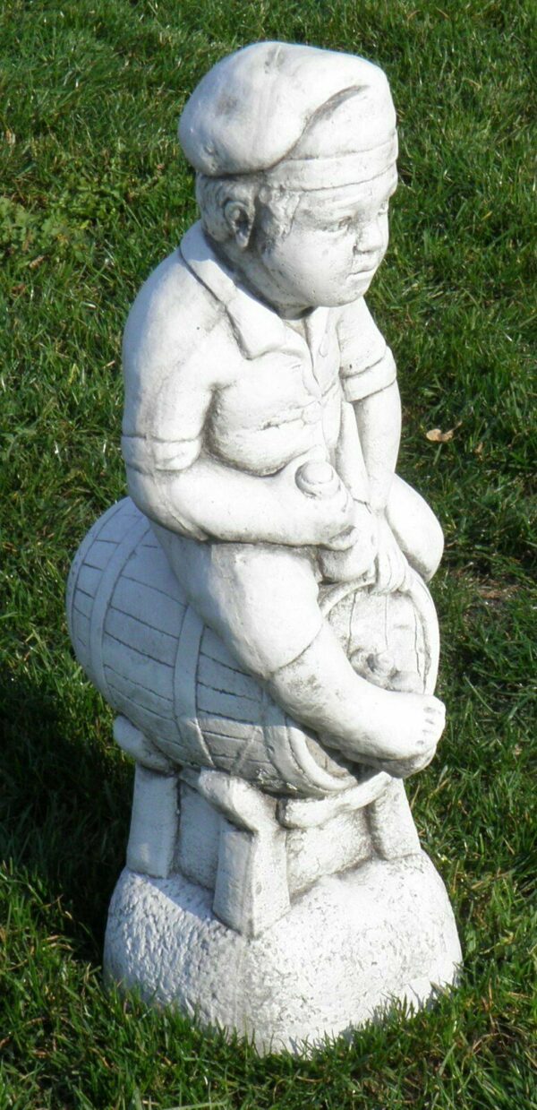 Betonfigur für den Garten, Junge auf Fass, 71 cm hoch 3