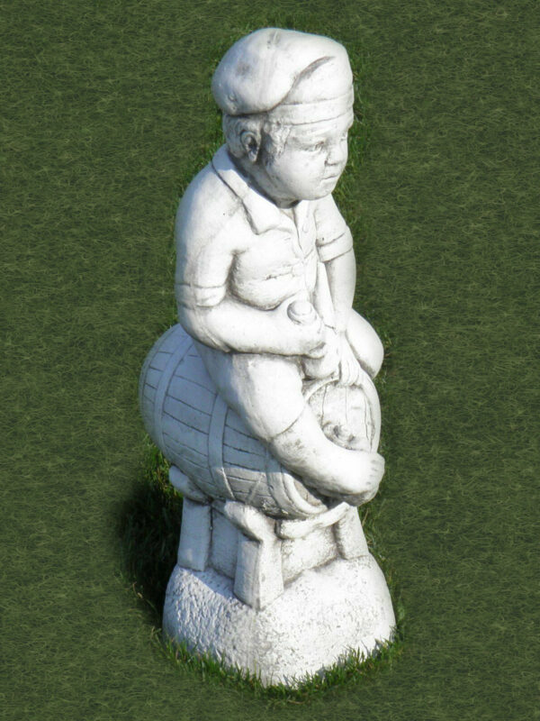 Betonfigur für den Garten, Junge auf Fass, 71 cm hoch