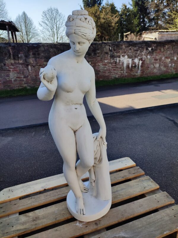 Gartenskulptur aus Beton: Venus, 120 cm hoch 9