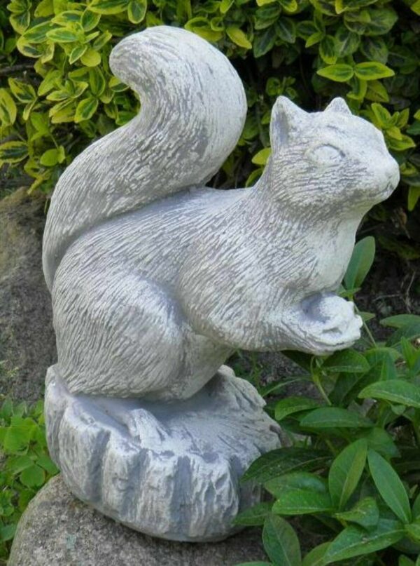 Gartendekofigur aus Beton: Eichhörnchen, 25 cm hoch