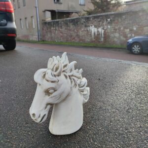 Gartenskulptur aus Beton, Pferdekopf, 34 cm hoch 3