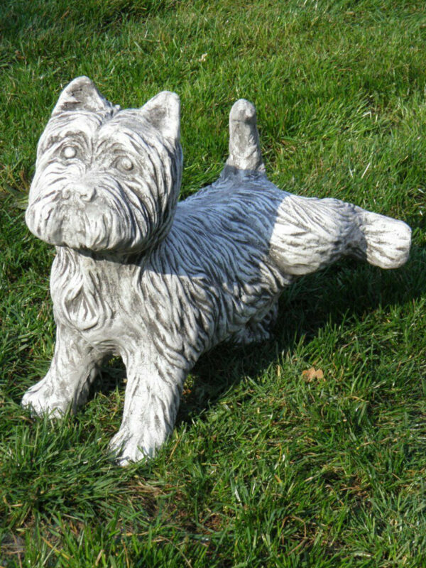 Lustige Hunde Gartenfigur Beton, pinkelnder Terrier, 40 cm hoch