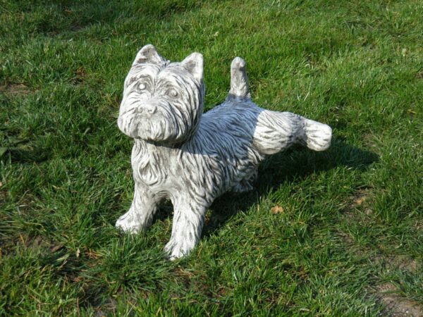 Lustige Hunde Gartenfigur Beton, pinkelnder Terrier, 40 cm hoch 2