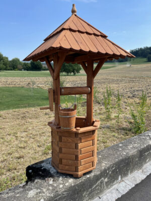 Zierbrunnen für den Garten aus Holz, 150 cm hoch