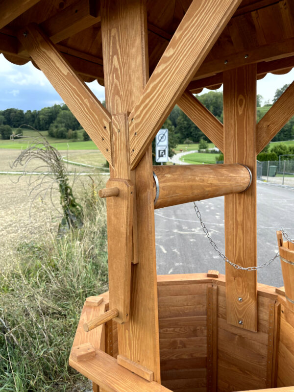 Grosser Zierbrunnen aus Holz mit Dach als Gartendeko, 240 cm 8