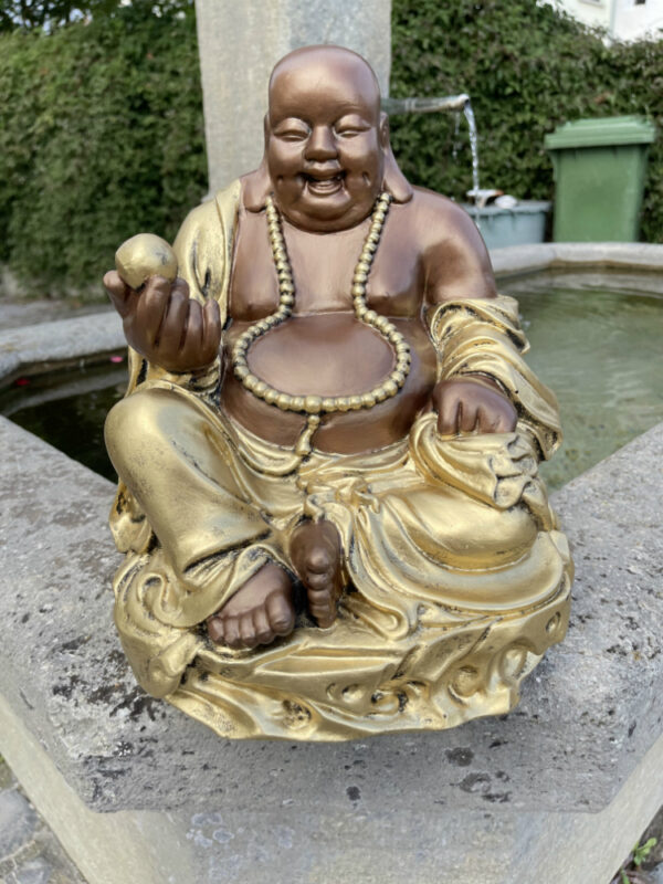 Sitzender Glücksbuddha mit Goldklumpen, 32 cm hoch 2