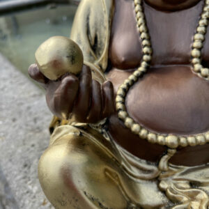 Sitzender Glücksbuddha mit Goldklumpen, 32 cm hoch 9