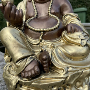Sitzender Glücksbuddha mit Goldklumpen, 32 cm hoch 10