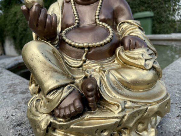 Sitzender Glücksbuddha mit Goldklumpen, 32 cm hoch 11